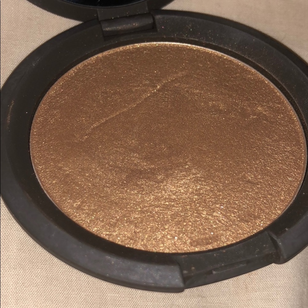 Becca topaz shimmering skin perfector (highlight)